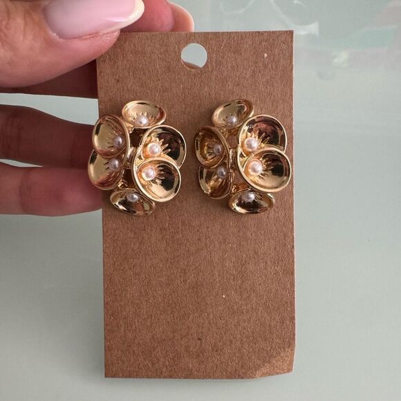 Elegant Gold Floral Earrings with Pearls A938 - Picture 6 of 6